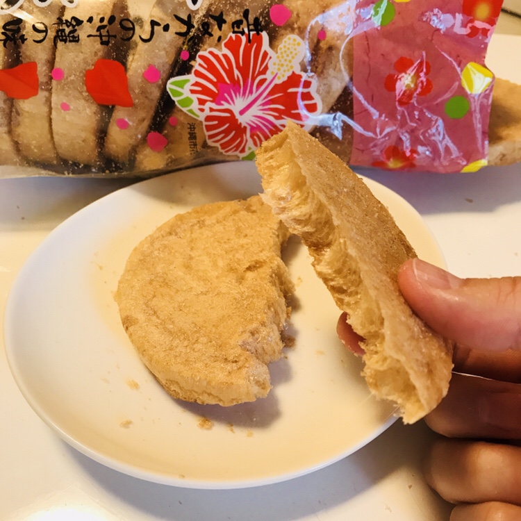沖縄の安いお菓子のお土産、塩せんべいの画像