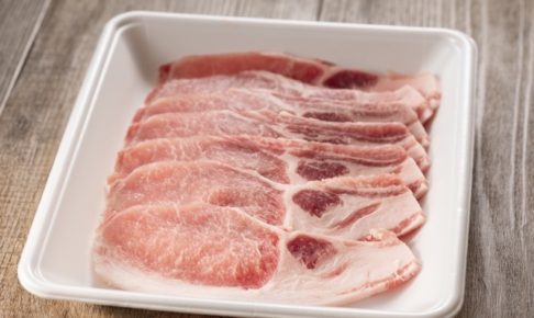肉のトレーは電子レンジで温め可能！ただし解凍モードのみでそれ以外は危険