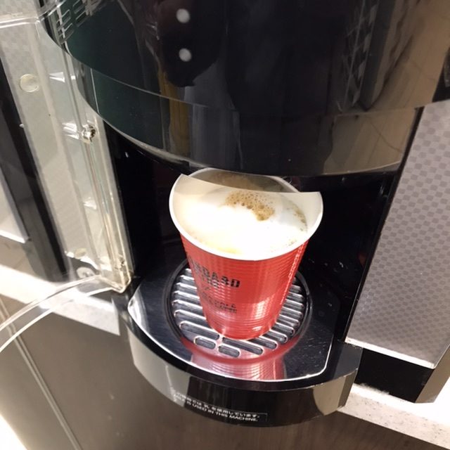ファミマカフェの買い方はアイスとホットで違う。コーヒーマシン操作方法も紹介