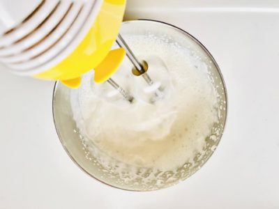 生クリームを固くする方法はとにかく冷やすこと。レモン汁を使う方法も紹介