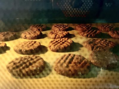クッキー焼きたてがふにゃふにゃの時は1時間放置、生焼けの判断方法も紹介